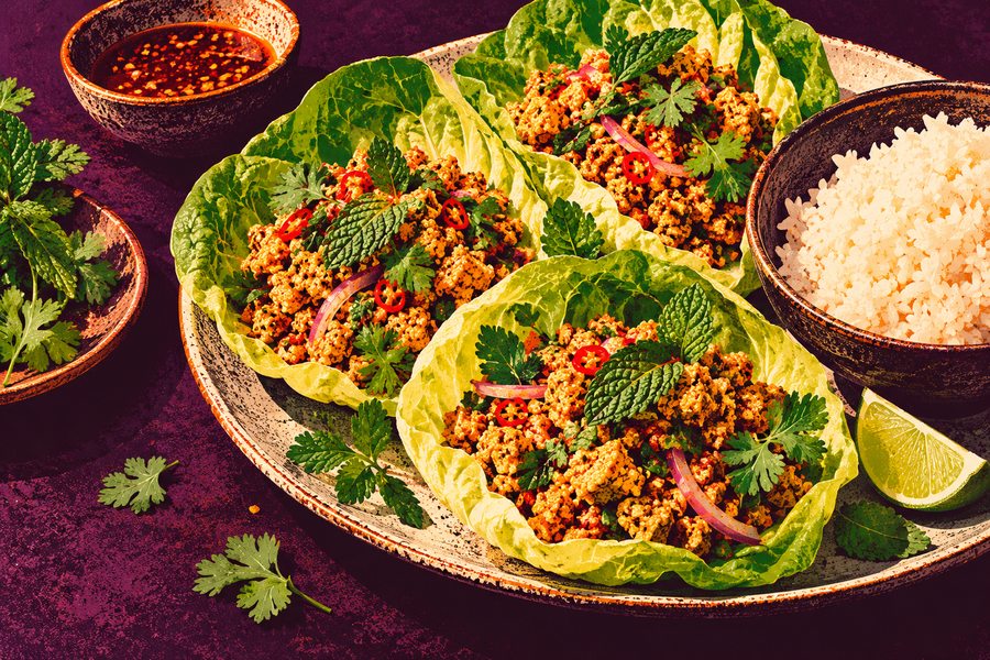 Siebdruckmotiv: Tofu-Larb in Salatblättern