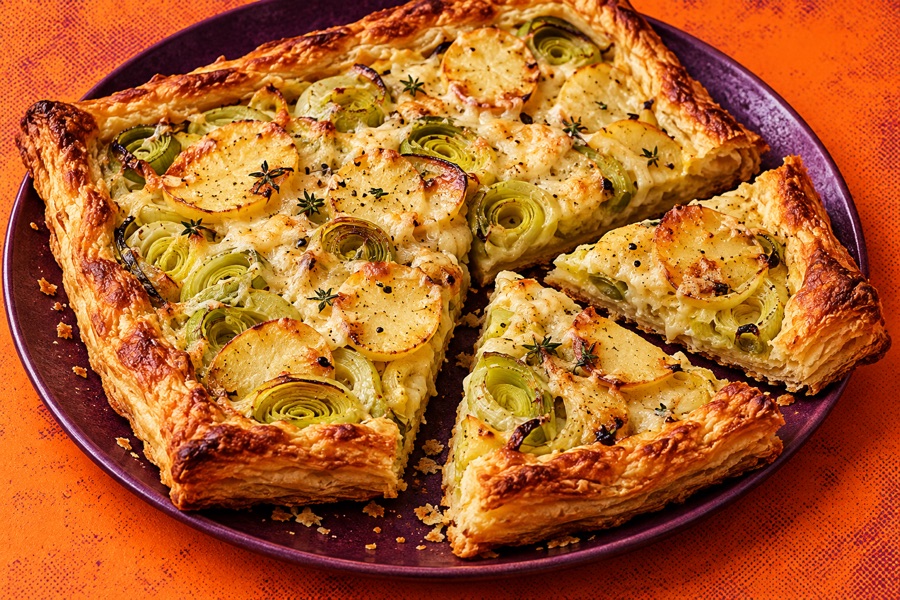 Siebdruckmotiv: Blätterteig-Tarte mit Kartoffeln und Lauch